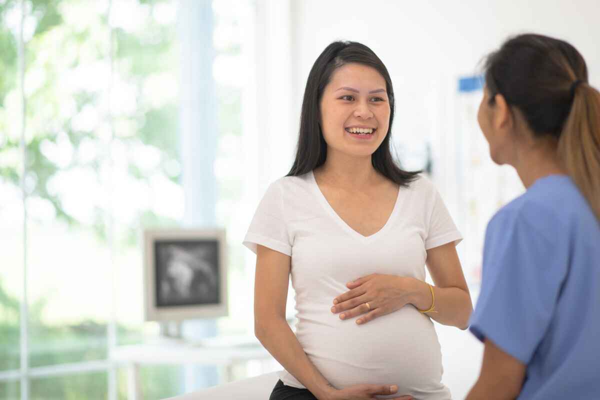 Pregnant patient talks to her midwife